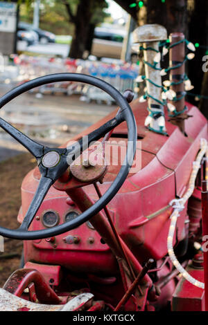 Vecchio tructor coperto con luci su country farm mercato. Foto Stock