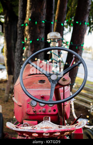 Vecchio tructor coperto con luci su country farm mercato. Foto Stock