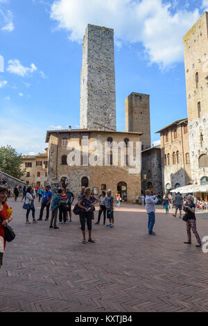 San Gimignano, Italia - 24 Settembre 2016: i turisti vengono a visitare la famosa città di San Gimignano in Toscana, Italia Foto Stock