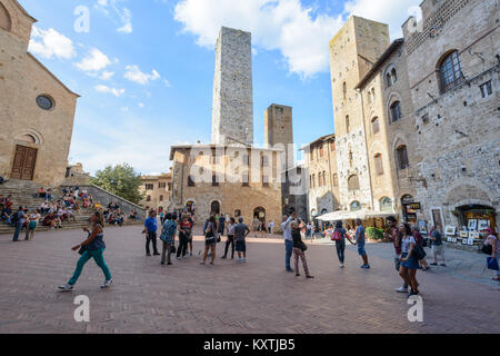 San Gimignano, Italia - 24 Settembre 2016: i turisti vengono a visitare la famosa città di San Gimignano in Toscana, Italia Foto Stock