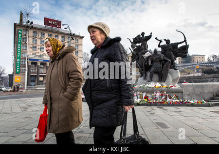 Anniversario del massacro di Maidan sul Maidan nella capitale ucraina di Kiev, dove i ritratti dei manifestanti uccisi e i fiori sono stabilite. Foto Stock