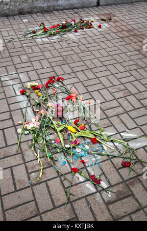 Anniversario del massacro di Maidan sul Maidan nella capitale ucraina di Kiev, dove i ritratti dei manifestanti uccisi e i fiori sono stabilite. Foto Stock