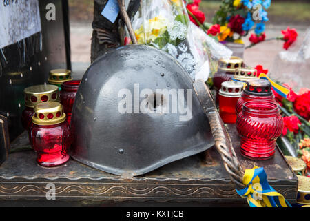 Anniversario del massacro di Maidan sul Maidan nella capitale ucraina di Kiev, dove i ritratti dei manifestanti uccisi e i fiori sono stabilite. Foto Stock