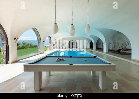 Casa di lusso, piscina interna con biliardo Foto Stock