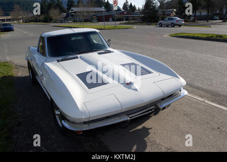 Immagini di un 1963 Chevrolet Corvette con il raro il finestrino posteriore in bianco brillante. Foto Stock