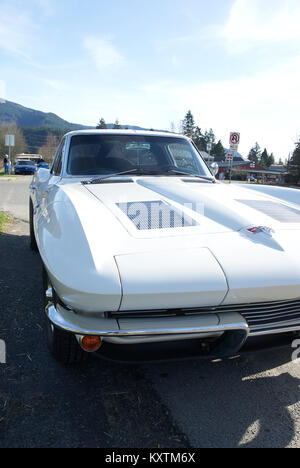 Immagini di un 1963 Chevrolet Corvette con il raro il finestrino posteriore in bianco brillante. Foto Stock