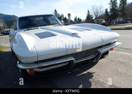 Immagini di un 1963 Chevrolet Corvette con il raro il finestrino posteriore in bianco brillante. Foto Stock