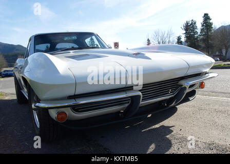 Immagini di un 1963 Chevrolet Corvette con il raro il finestrino posteriore in bianco brillante. Foto Stock