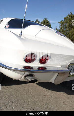 Immagini di un 1963 Chevrolet Corvette con il raro il finestrino posteriore in bianco brillante. Foto Stock