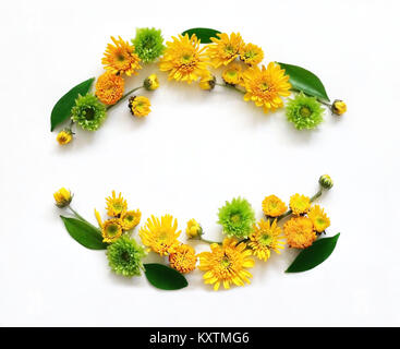 Composizione di fiori. Ghirlanda fatta di vari giallo e fiori verdi su sfondo bianco. Pasqua Primavera, estate concetto. Piatto, laici vista superiore Foto Stock