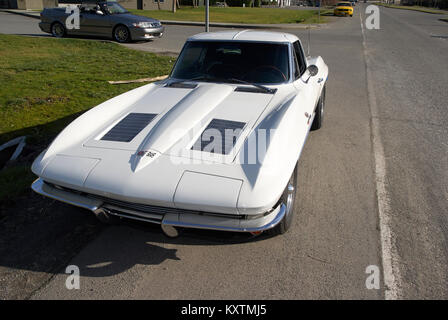 Immagini di un 1963 Chevrolet Corvette con il raro il finestrino posteriore in bianco brillante. Foto Stock