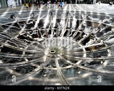 Ned Kahn pioggia dell occhio fontana fuori l'ingresso principale di Marina Bay Sands , Singapore immagine presa ottobre, 02, 2016 Foto Stock