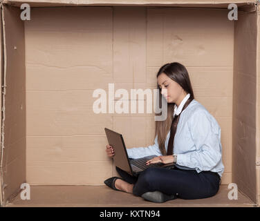 Business donna concentrati sul lavoro sul computer Foto Stock