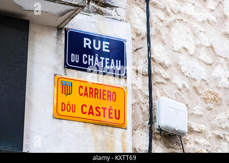 Bilingue segni di strada in occitano e francese. Saint-Remy-de-Provence, Francia Foto Stock