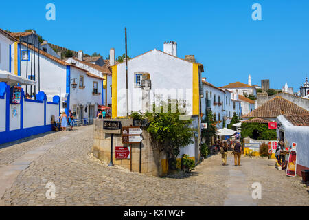 Passeggiate turistiche su strade acciottolate della città medievale di Odidos. Portogallo Foto Stock