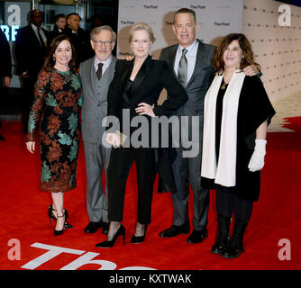 Foto deve essere accreditato ©Alpha premere 078237 10/01/2018 Kristie Macosko Krieger, Steven Spielberg, Meryl Streep, Tom Hanks e Amy Pascal al Post Film Europeo Premiere detenute a Odeon Leicester Square a Londra. Foto Stock