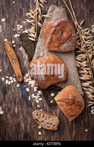 Freschi panini fatti in casa su sfondo rustico Foto Stock