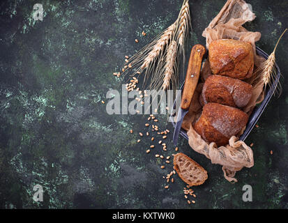 Freschi panini fatti in casa su sfondo rustico Foto Stock