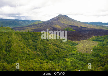 Vista panoramica del vulcano Kintamani o Mount Batur in Bali, Indonesia. Foto Stock