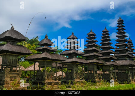 Meru torri presso il principale Sanctum del tempio reale (pura) di Taman Ayun a Bali, Indonesia. Foto Stock