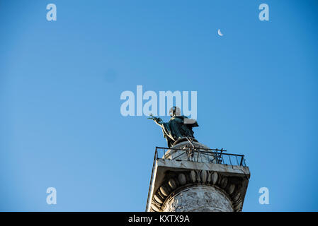 Italia, Roma, Colonna di Traiano al mattino con la luna nel cielo la statua di San Pietro sulla parte superiore Foto Stock