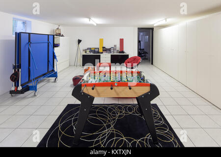 Interno di una casa, sala giochi per ragazzi Foto Stock