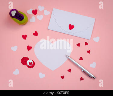 Firma a mano le carte di San Valentino con un feltro, argento penna. involucro bianco. Tonica. Foto Stock