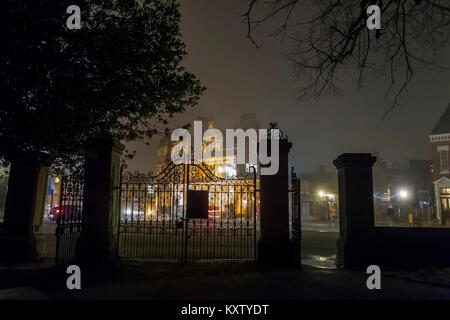 Guardando fuori i cancelli di ingresso di Abington Park durante la sera presto verso Wellingborough rd. Northampton U.K. Foto Stock