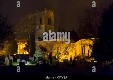 Chiesa di tutti i santi, Abington Park, Northampton presto la sera d'inverno. Foto Stock