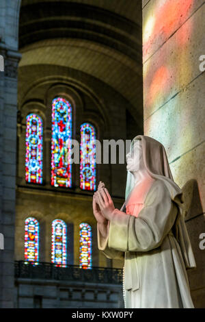 Statua di santa Margherita Maria nella Basilica del Sacro Cuore a Parigi, Francia. Foto Stock