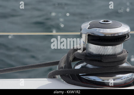 Verricello harken a bordo di una barca a vela Foto Stock