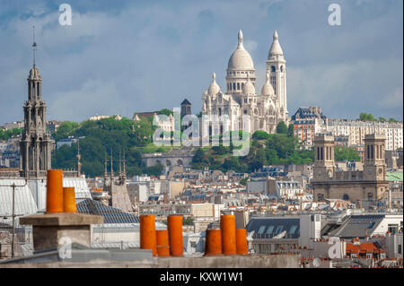 Montmartre Parigi, vista sui tetti nel centro di Parigi verso Montmartre con la chiesa del Sacro cuore sul suo skyline, la Francia. Foto Stock