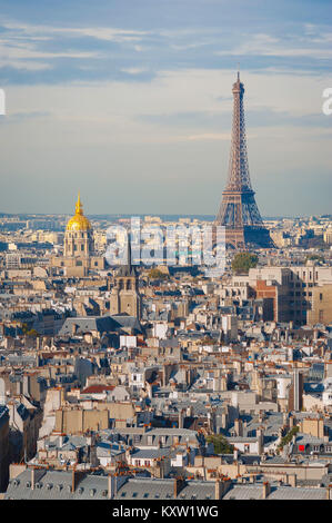 Panorama urbano di Parigi, vista sui tetti della riva sinistra (Rive Gauche) di Parigi verso Les Invalides e la Torre Eiffel, Francia. Foto Stock