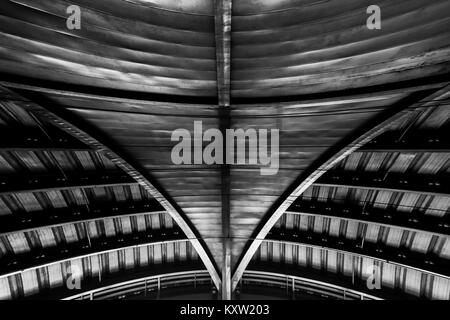 Tasto basso foto, struttura di metallo simile a astronave interno in bianco e nero Foto Stock