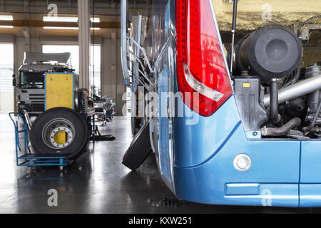 Autobus e camion in attesa del servizio in garage Foto Stock