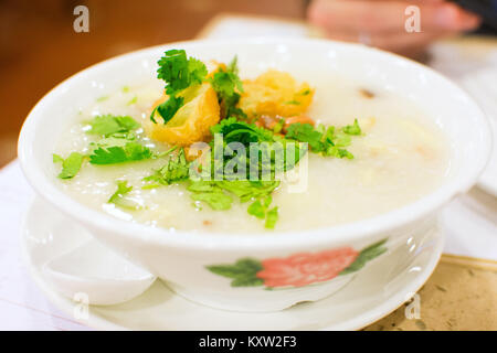 Il cinese famoso snack Tingzai porridge servito sul tavolo nel ristorante Foto Stock