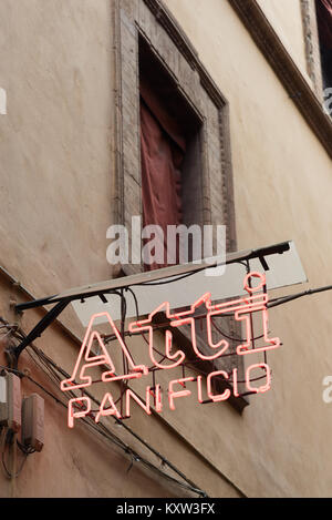 Il neon rosso segno per gli atti Panifico pane e negozio di gastronomia in Bologna Italia Foto Stock