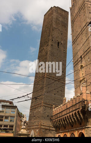 Le due torri, Le due Torri: Garisenda e degli Asinelli Bologna Italia, pendente. Foto Stock