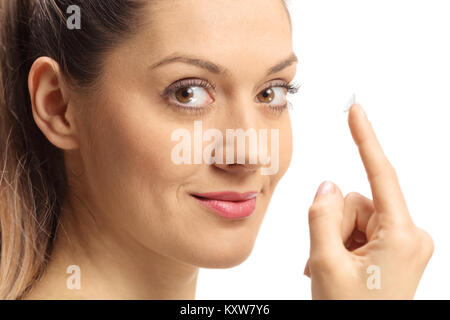 Close-up di una giovane donna con lente di contatto sul suo dito isolati su sfondo bianco Foto Stock