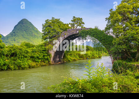 Yangshuo, Cina presso il drago ponte che attraversa il Fiume Li. Foto Stock