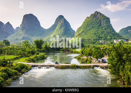 Yangshuo, Cina vista dal drago ponte che attraversa il Fiume Li. Foto Stock