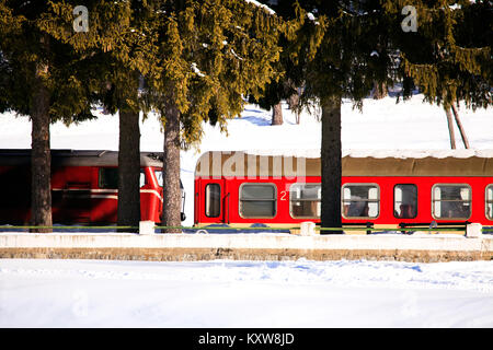 Bulgaria: treni in transito lungo la linea durante una giornata nevosa. Foto Stock