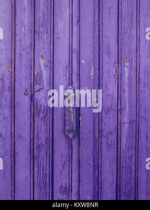 Vecchia porta di legno, weathered superficie testurizzata, colore dell'anno 2018 ultra violet Pantone, Francia Foto Stock