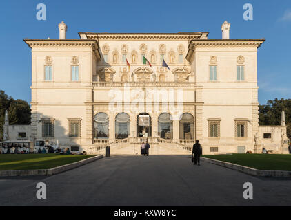 Villa Borghese (casa della Galleria Borghese museo) a Roma, all'inizio del XVII secolo italiano del tardo manierismo rinascimentale edificio, a sud-ovest della facciata Foto Stock
