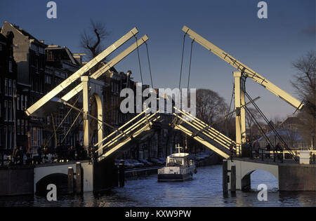 I Paesi Bassi. Amsterdam. Canale chiamato Nieuwe Herengracht. Apertura ponte levatoio. Foto Stock
