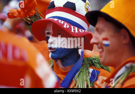 I Paesi Bassi. Amsterdam. I tifosi di calcio olandese team in colori nazionali. Bandiera (rosso, bianco e blu) e nazionali (di colore arancione). Foto Stock