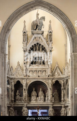 Napoli. L'Italia. La quattrocentesca chiesa di San Giovanni a Carbonara. Monumentale tomba del re Ladislao di Napoli (1377-1414), opera dello scultore Andrea Ciccio Foto Stock