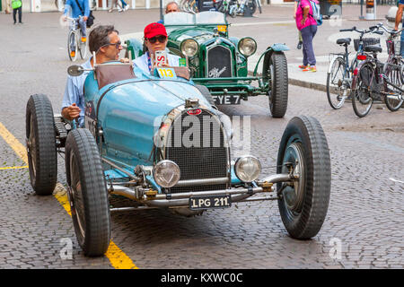 1934 Bugatti59 e A1933 Alfa Romeo 8C 2300 Monza ad inizio della Mille Miglia, Brescia, Italia Foto Stock