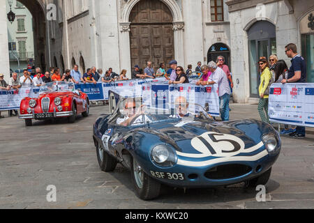 1956 JAGUAR D-tipo presso la Piazza della Loggia, Brescia, Italia Foto Stock