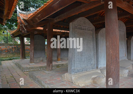 Hanoi, Vietnam - 14 dicembre 2017. I Dottori stele entro il Tempio della Letteratura di Hanoi che elencare i nomi e luoghi di nascita di tutti graduat Foto Stock